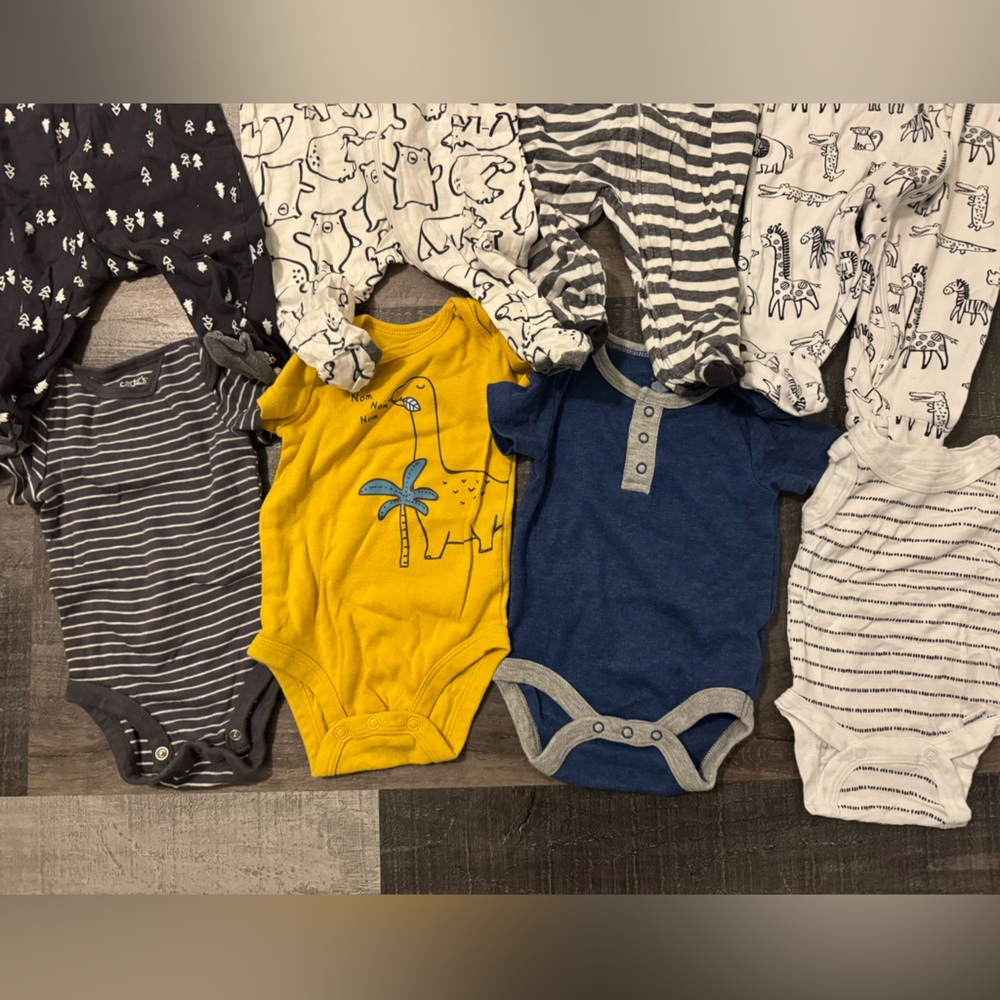 Baby Boy 0-3 Month Bundle of Sleepers & Onesies . Stain free . Gerber , Carters - Picture 2 of 4